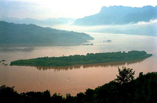 千秋三峽 世紀偉業(yè)——三峽工程見證新中國60年發(fā)展足跡 這是中堡島的原始地貌(資料照片)。三峽工程于1994年12月14日正式開工,工程采用分期導流方式,分三期進行施工,以中堡島為分界點向兩側延伸,分別修建左岸和右岸大壩。 “截斷巫山云雨,高峽出平湖”,隨著設計建設任務的如期完成,歷經(jīng)近17年的建設,舉世矚目的三峽工程將一代偉人的豪邁設想變?yōu)楝F(xiàn)實。承載著共和國水利輝煌夢想的三峽工程,鑄就了惠及千秋的民生水利。 三峽工程凝聚了幾代中央領導集體和全國人民的智慧與力量。1978年至1988年,三峽工程基本完成了建設的決策準備;1988年至1998年,三峽工程正式開工并實現(xiàn)大江截流;1998年至2008年,三峽樞紐主體工程、輸變電工程和移民工作基本完成,三峽水庫實現(xiàn)了175米蓄水的最終目標條件,使夢想變?yōu)楝F(xiàn)實。 新華社發(fā)